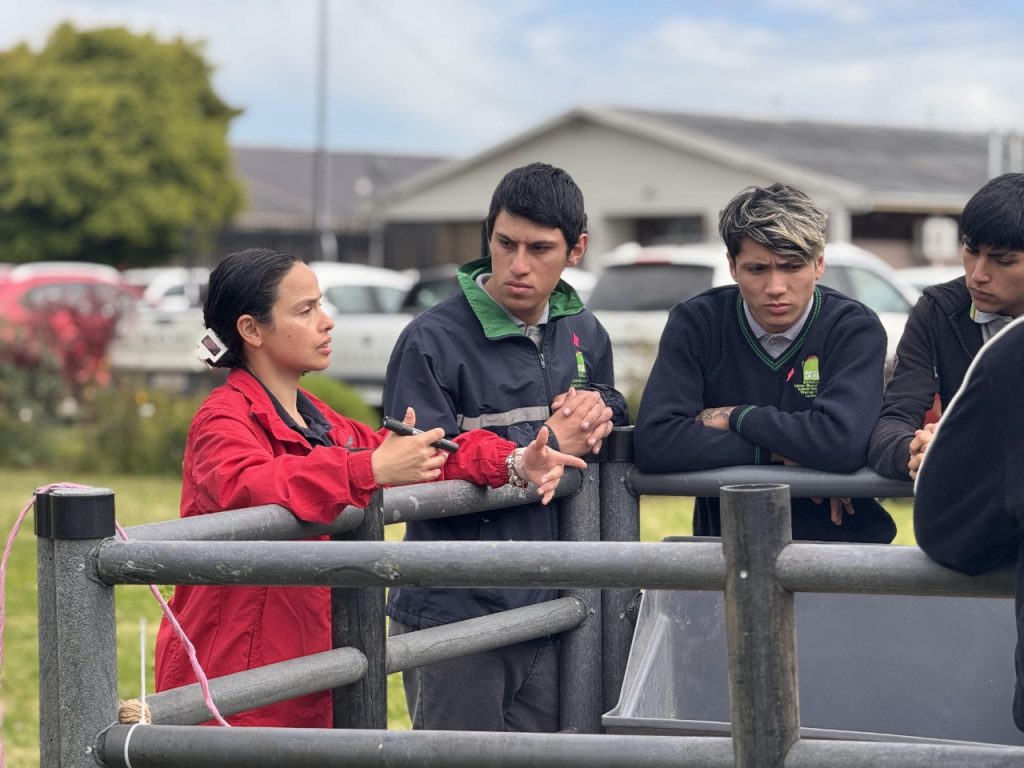 AGROCOLUN Edición 81 | Taller en el Liceo Werner Grob Bienestar Animal en Terneros de Lechería | AGROCOLUN Edición 81 AGROCOLUN Edición 81 | Taller en el Liceo Werner Grob Bienestar Animal en Terneros de Lechería | AGROCOLUN Edición 81